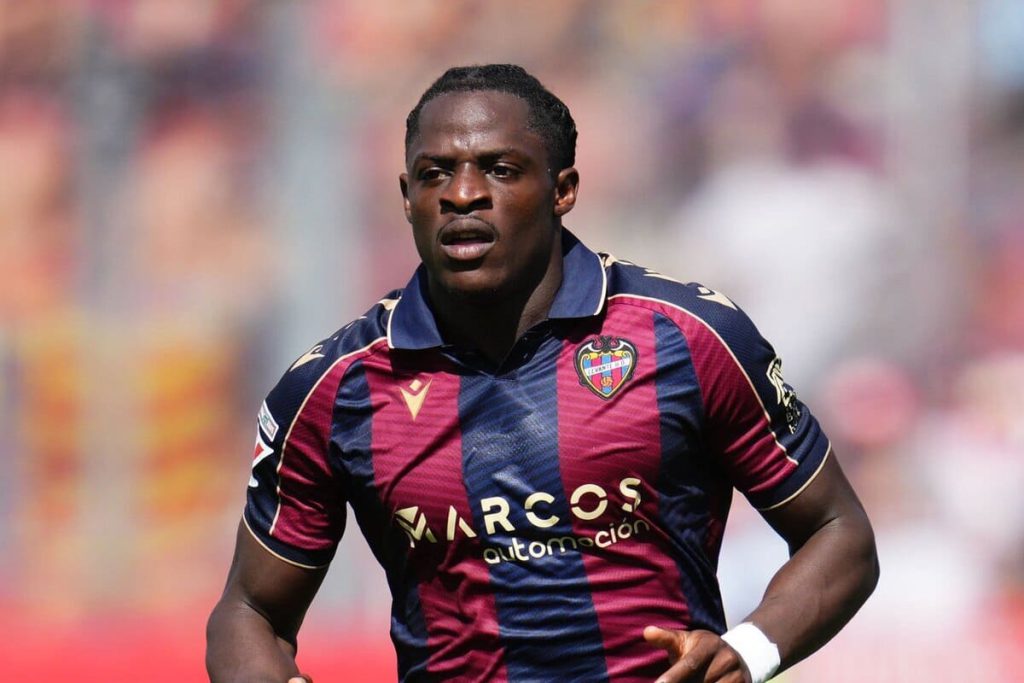 Barcelona mira possíveis substitutos de Lewandowski