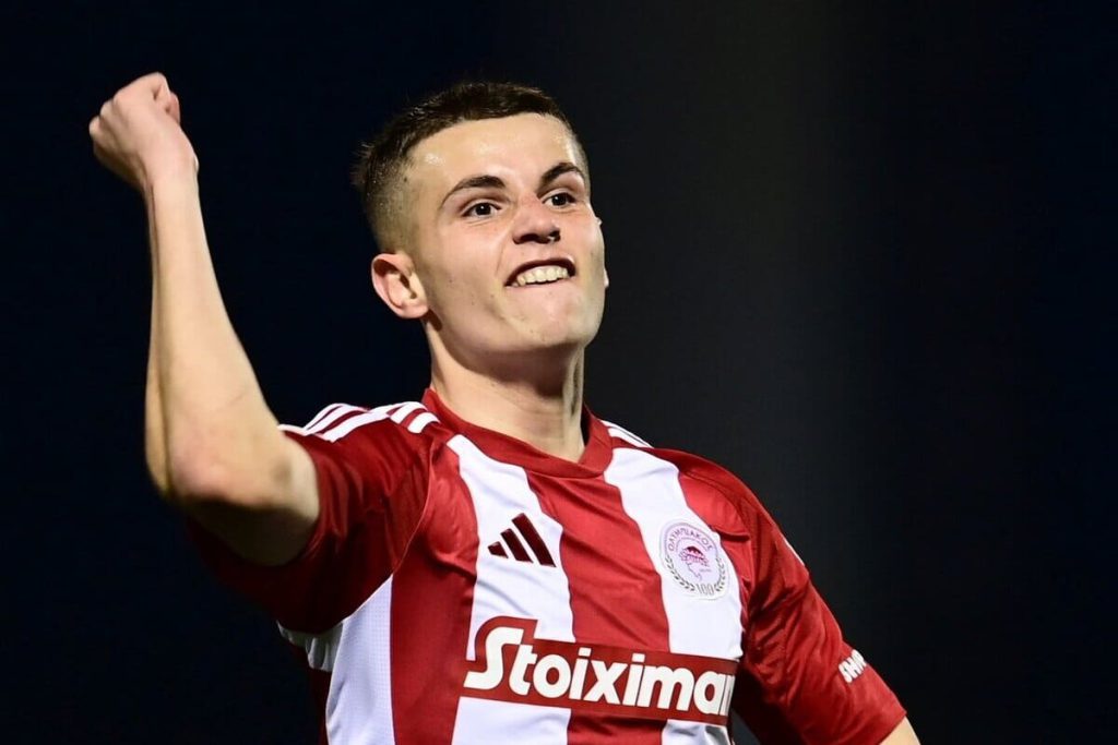 Manchester United faz oferta por Christos Mouzakitis