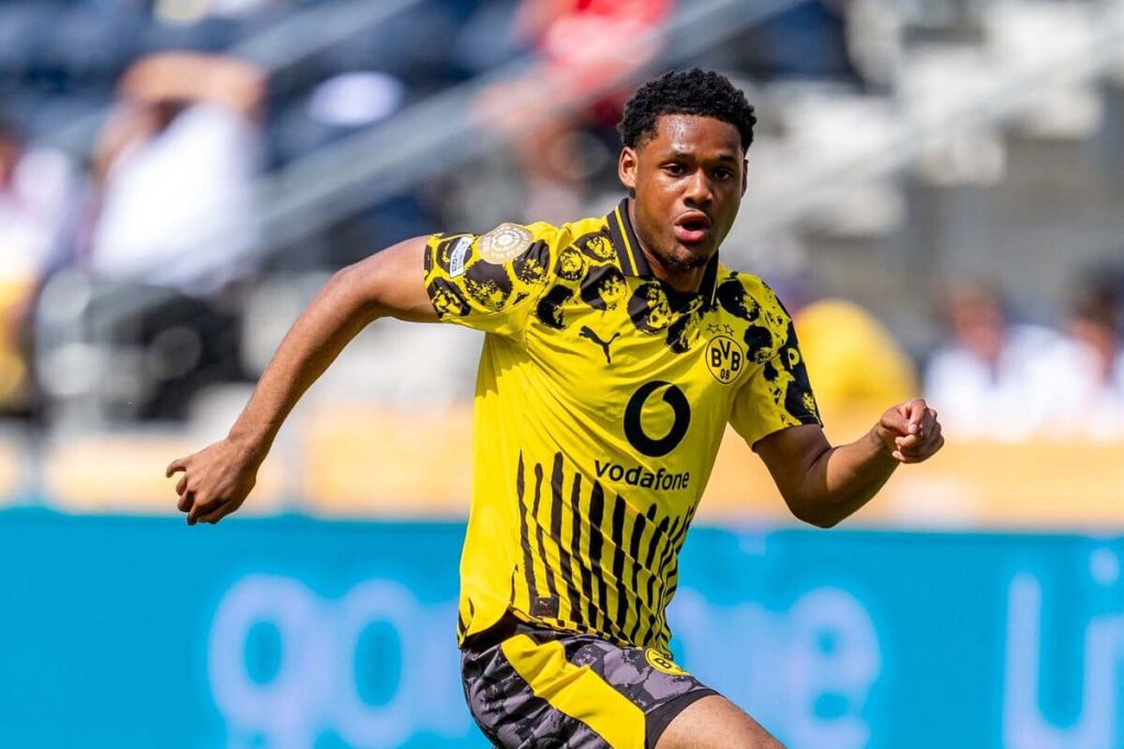 Julien Duranville pode deixar o Borussia Dortmund em janeiro