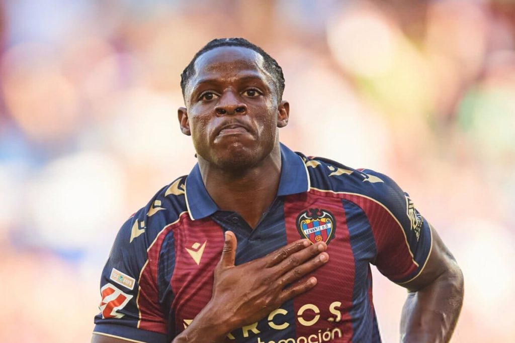 Manchester United e Arsenal estão de olho em Karl Etta Eyong