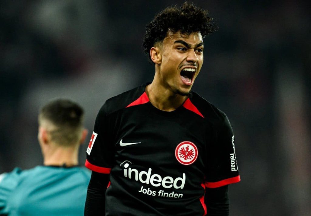 Arsenal pode entrar na disputa por Nathaniel Brown, do Eintracht Frankfurt