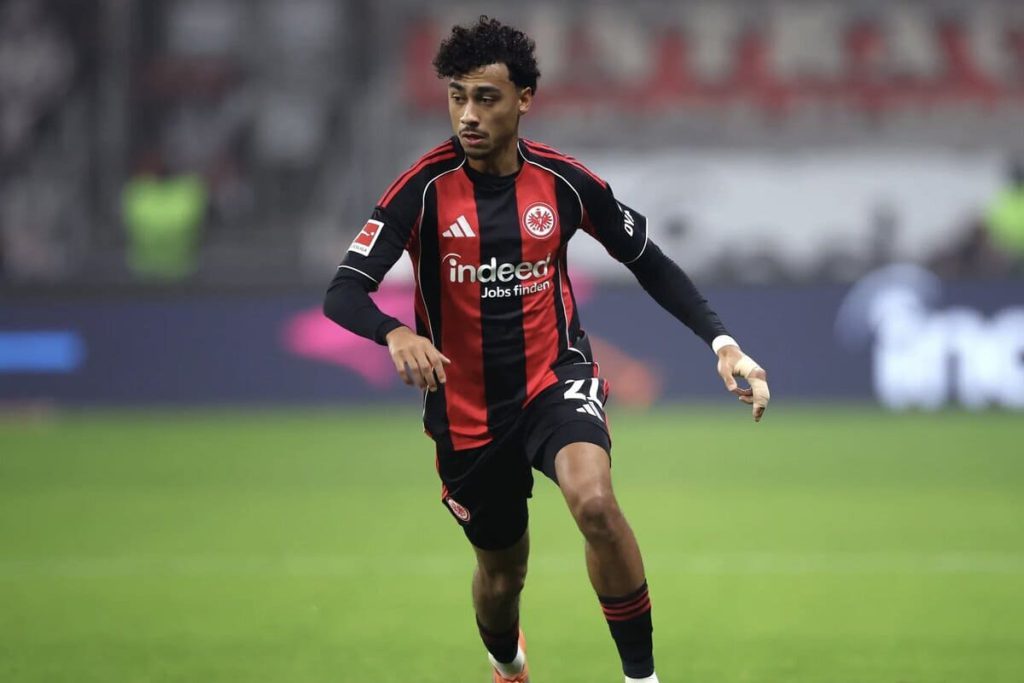 Liverpool lidera corrida por Nathaniel Brown, do Eintracht Frankfurt
