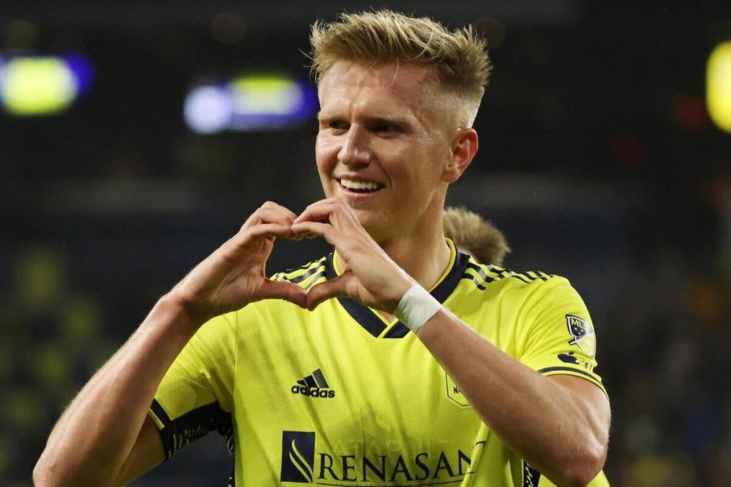 Sam Surridge renova com o Nashville SC