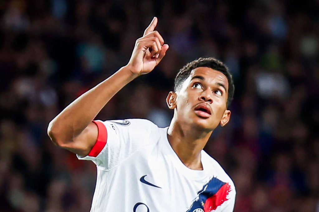 Arsenal, Chelsea e Manchester City estão de olho em Senny Mayulu