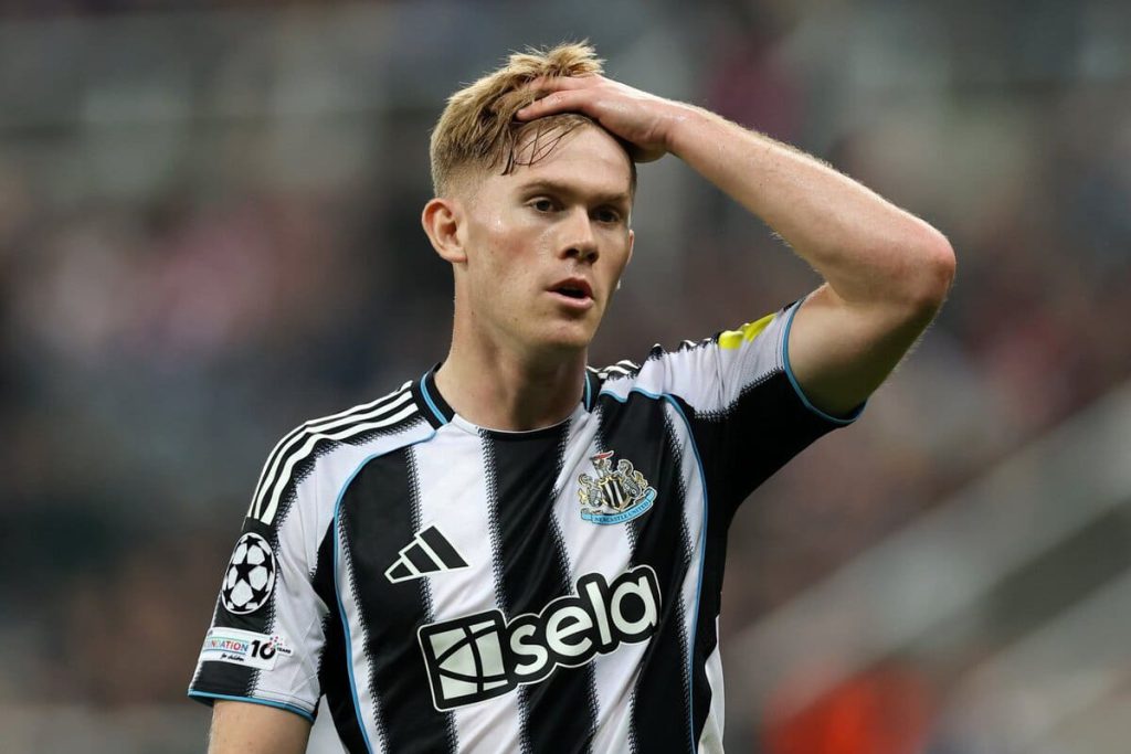 Liverpool está interessado em Lewis Hall, do Newcastle