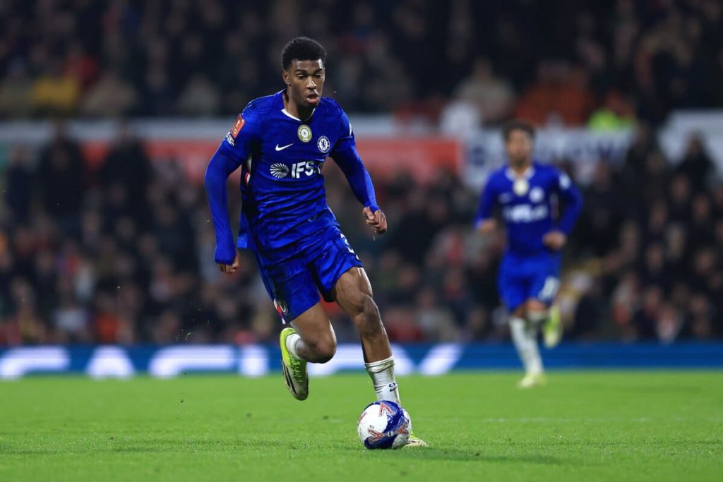 Bayern de Munique monitora Josh Acheampong, do Chelsea