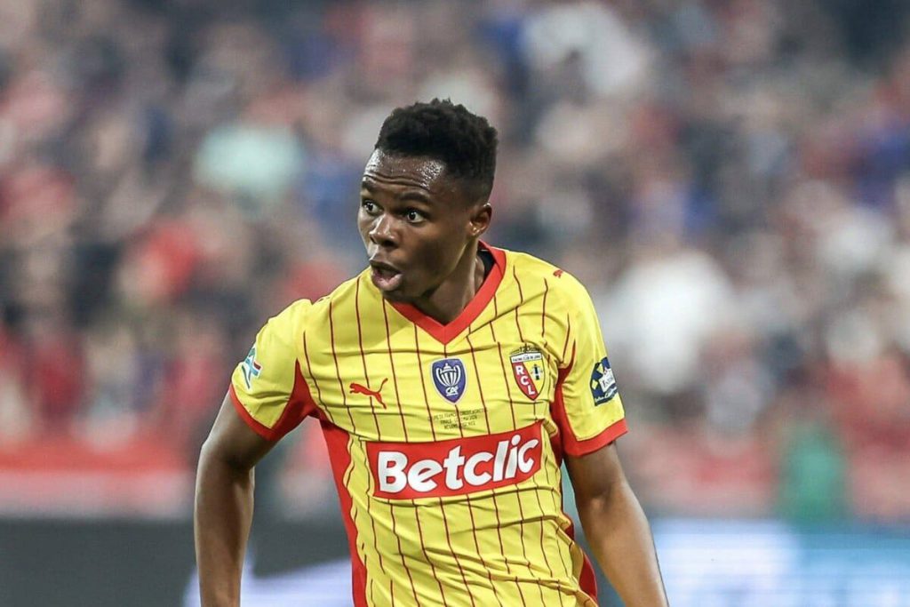 Manchester United prepara oferta por Mamadou Sangaré, do Lens