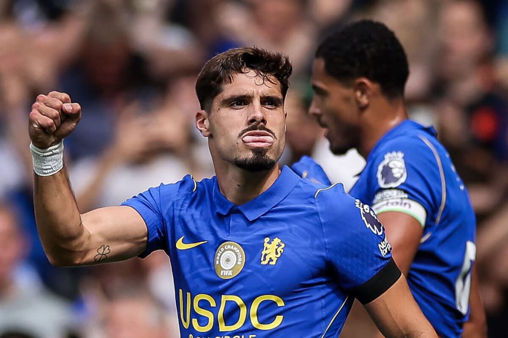 Arsenal e Manchester City seguem interessados em Pedro Neto Pedro Neto comemorando gol pelo Chelsea