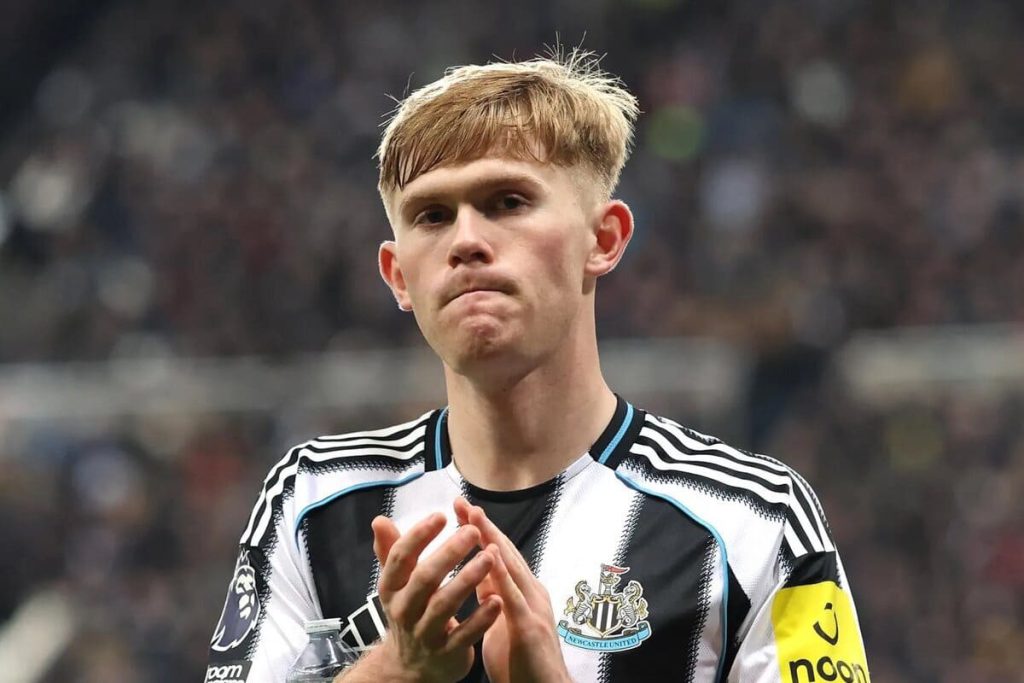 Lewis Hall acerta renovação de contrato com o Newcastle