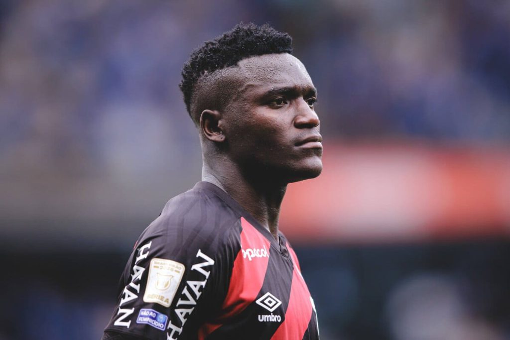 Aston Villa mantém contato para contratar Kevin Viveros