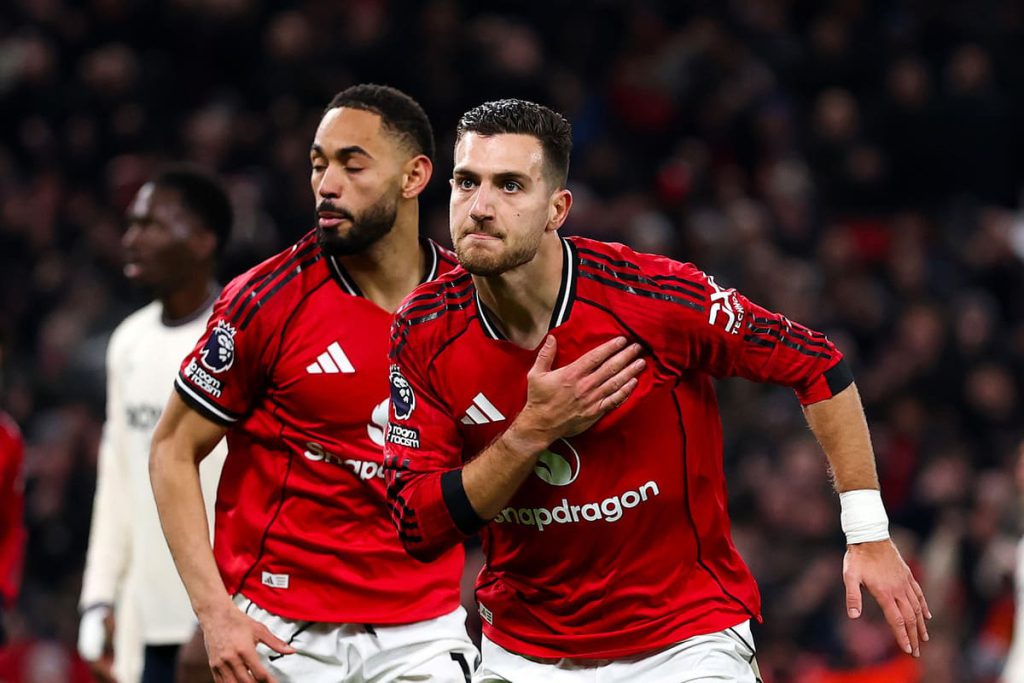 Man United pode ouvir propostas por Diogo Dalot em janeiro